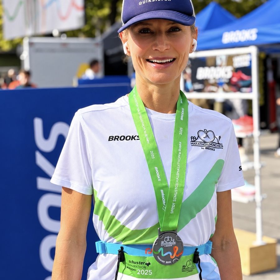 Tina Proust mit Finisher-Medaille nach dem Halbmarathon München 2025